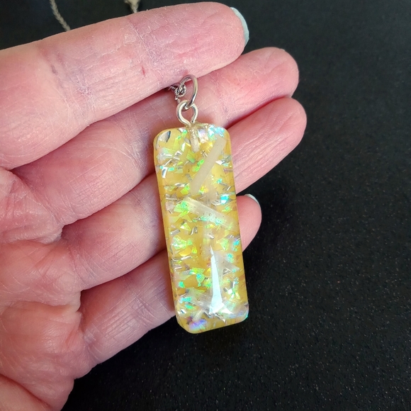 Yellow faux opal and selenite organite orgone bar oblong silver necklace new - Picture 3 of 5